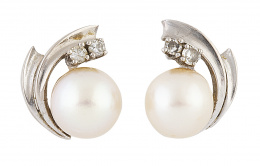 279.  Pendientes con perlas cultivadas y dos brillantes sobre arco lateral de oro blanco estríado