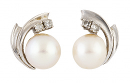 279.  Pendientes con perlas cultivadas y dos brillantes sobre arco lateral de oro blanco estríado