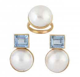 249.  Conjunto de pendientes de perla mabe con aguamarina sintética de talla esmeralda, y sortija de perla mabe