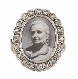 60.  Sortija pp. S. XX con fotografía sobre porcelana y orla de diamantes