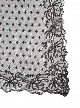 710.  Mantilla rectangular de chantilly negro.h. 1890.