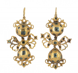 12.  Pendientes populares S. XVIII, de esmeraldas con tres cuerpos de botón, lazo y perilla colgante