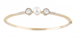 85.  Pulsera rígida Art-Decó, con dos brillantes en chatón y perla central, probablemente fina