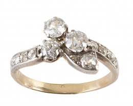 82.  Sortija de ff. S. XIX  con trébol de brillantes de talla antigua 