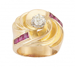 142.  Sortija ancha chevalier años 40 con brillante central de 0,60 ct, entre ondas escalonadas de oro, decorado con rubíes sintéticos talla carré