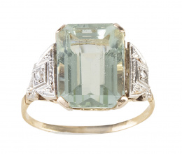 124.  Sortija años 40 con aguamarina central de talla esmeralda entra bandas escalonadas de diamantes