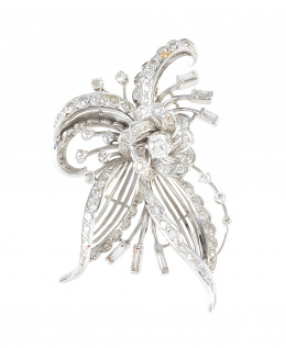 332.  Broche años 50 con diseño floral decorado con brillantes y diamantes talla baguette