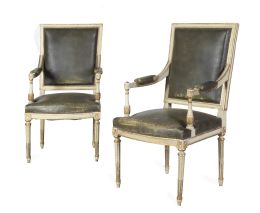 1343.  Pareja de sillas de brazos de estilo Carlos IV de madera lacada de blanco y dorado.España, S. XX.