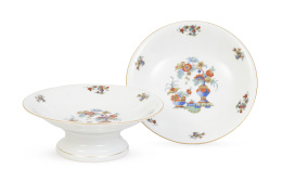 1344.  Pareja de fruteros de porcelana esmaltada con pie alto y filo dorado.Marcados Bohemia, Checoslovaquia, segunda mitad del S. XX.