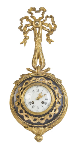 1200.  Reloj de pared de estilo Luis XVI de bronce dorado y metal 