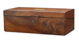 722.  Caja-escritorio de viaje de madera y latón.Inglaterra, S. XIX.