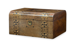 721.  Caja victoriana de madera con marquetería geométrica en la tapa y frente y metal dorado.Inglaterra, ff. del S. XIX.