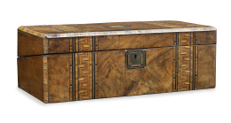 718.  Caja-escritorio de viaje de madera con marquetería en la tapa y el frente.Inglaterra, S. XIX.