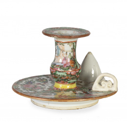 711.  Palmatoria de porcelana esmaltada.Cantón, S. XIX.