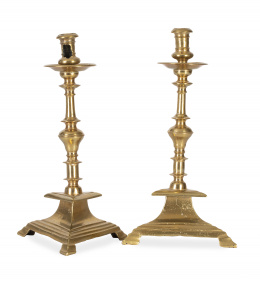 1088.  Pareja de candeleros de bronce dorado.España, S. XVIII.