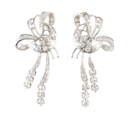 333.  Pendientes largos años 50, con diseño de lazo de brillantes del que penden dos líneas de brillantes en rivière