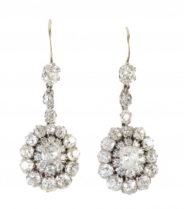 345.  Pendientes largos de pp. S. XX con rosetón oval de brillantes de talla antigua en dos orlas de tamaño creciente hacia la base