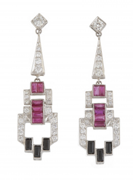 402.  Pendientes largos estilo Art-Decó de piezas geométricas caladas, con brillantes rubíes y ónix talla baguette