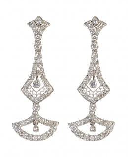 150.  Pendientes largos de brillantes con decoración calada que remata en diseño de abanico