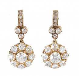 80.  Pendientes largos de pp. S. XX con rosetón de brillantes del que pende trio de brillantes y barrita superior de diamantes