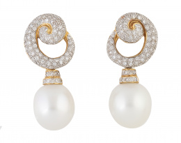 396.  Pendientes largos desmontables con espiral de pavé brillantes del que pende gran perla australiana aperada