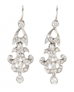 145.  Pendientes largos de brillantes de pp. S. XX con formas de hojas y chatones combinados