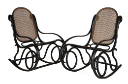 1426.  Dos mecedoras de madera pintada de negro con asiento y respaldo de enea de tipo Thonet.Años 30.