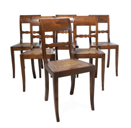 1120.  Juego de seis sillas de madera de caoba con asiento de enea.Francia, primer cuarto del S. XIX.