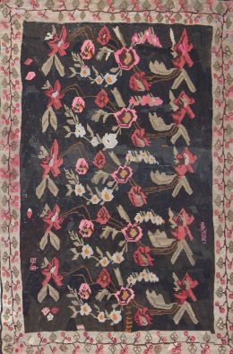 625.  Kilim antiguo en lana con decoración floral, de colores sobre campo negro.Turquía.