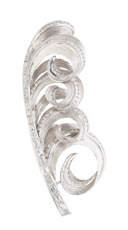 326.  Broche años 60 de brillantes con diseño de pluma, con nervio de diamantes talla baguette
