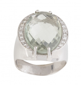 274.  Sortija con aguamarina oval talla fantasía entre arcos de brillantes