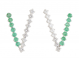276.  Pendientes con diseño en "V" de brillantes y esmeraldas