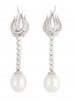 369.  Pendientes largos de brillantes con perlas australianas ovoides colgantes