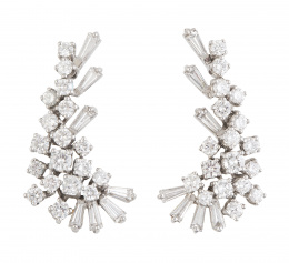 341.  Pendientes años 60 en forma de racimo, que combina brillantes y diamantes talla trapecio engastados a diferentes alturas