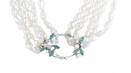 315.  Collar largo con cuatro hilos de perlas de agua dulce, con cierre oval de brillantes y esmeraldas talla navette