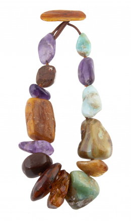 460.  Collar de grandes cuentas irregulares de ámbar combinado con ágatas de diferentes colores en tamaño creciente hacia el centro