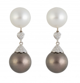 342.  Pendientes con perlas blancas y de Tahiti adornados con brillantes. Desmontables