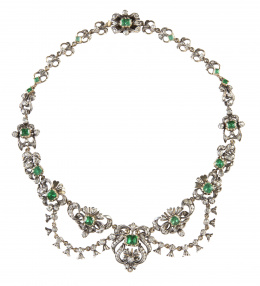 9.  Collar de estilo isabelino de esmeraldas y diamantes con diseño de formas vegetales
