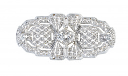 416.  Broche placa de brillantes años 30 con decoración calada, y cuajada de diamantes con dos brillantes centrales engastados en garras elevadas