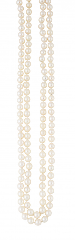 126.  Collar largo de perlas cultivadas de 7,8 mm