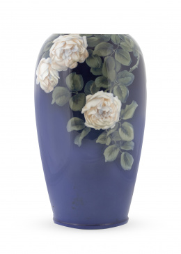 1429.  Jarrón en porcelana esmaltada en azul con rosas blancas. Con marca no identificada.Quizás Dinamarca, S. XX.