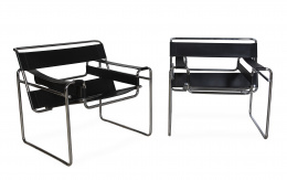 1437.  Pareja de sillas Wassily o Modelo B3, según Marcel Breuer (1902-1981).Metal cromado y cuero negro.S. XX.