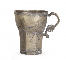 1413.  Taza de cobre, con decoración grabada y con un asa.Trabajo peruano , S. XVIII - XIX.