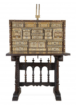 514.  Escritorio de madera de nogal, madera tallada, estucada, dorada y columnillas de hueso policromado.Trabajo español, h. 1630.