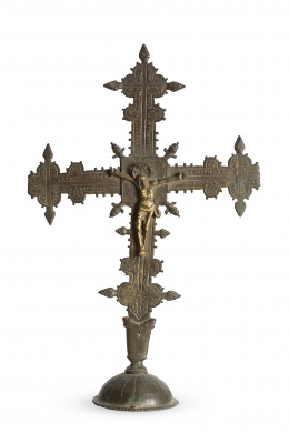 1393.  Cruz procesional de bronce con Cristo de bronce dorado aplicado.Castilla, S. XVI - XVII.