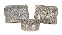 1462.  Lote de tres cajitas de plata repujada con escenas galantes y populares. Una con marcas.S. XX.