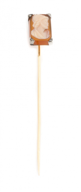 737.  Alfiler con camafeo rectangular de dama en concha bicolor, con marcasitas en el marco en oro de 18K.