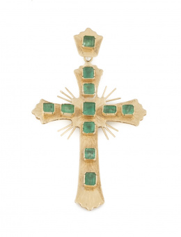 736.  Cruz colgante de esmeraldas en oro amarillo mate de 18K.