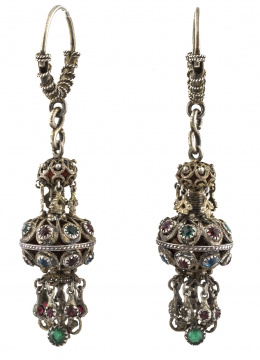 9.  Pendientes populares de calabaza en plata s.XVIII con aro sogueado y motivos de colores en cuerpo principal y colgantes.