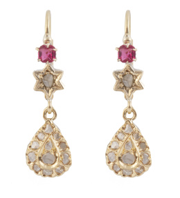 62.  Pendientes largos S. XIX con diamantes de talla rosa en gota colgante de estrella y piedra roja superior